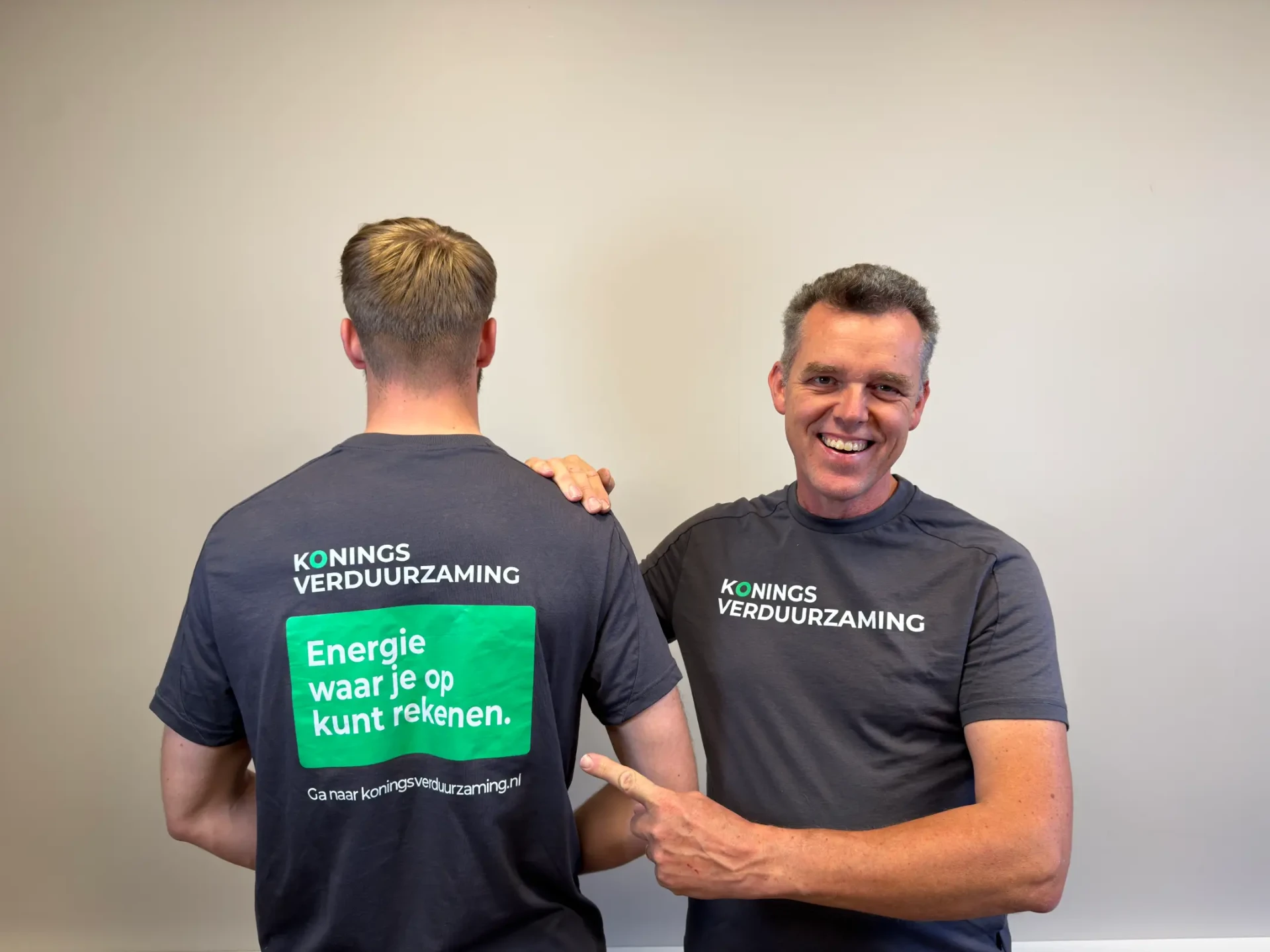 Remco en Julian in Konings-shirts