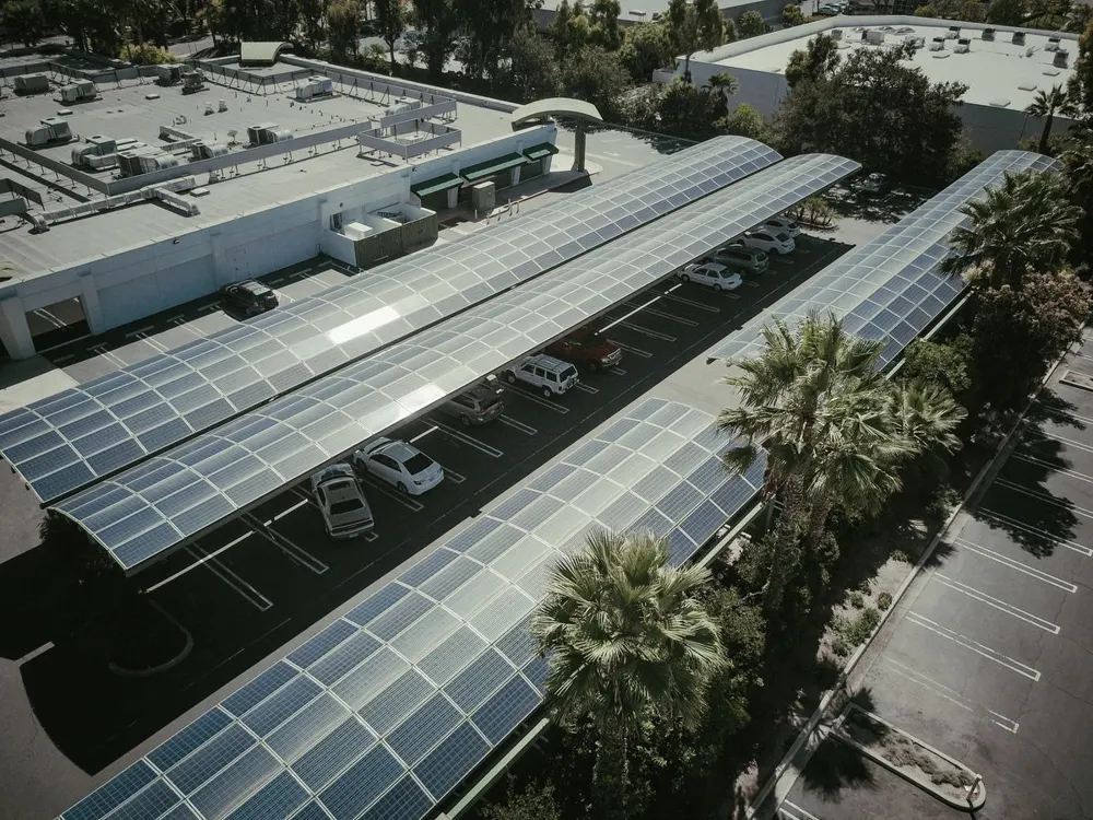 Rij zonnepanelen op een woningdak van bovenaf