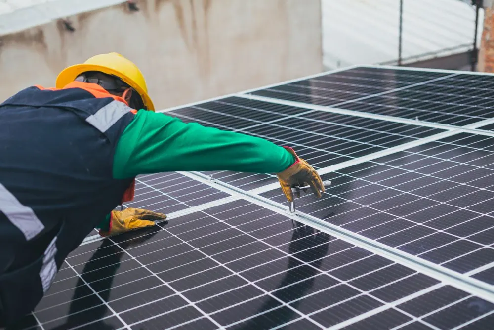 Thuisbatterij aan een muur in een technische ruimte
