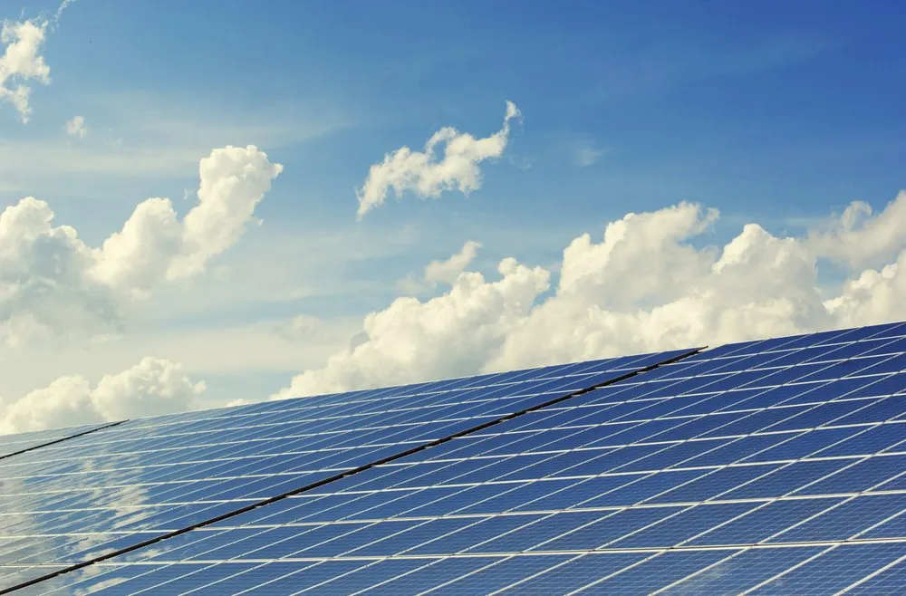 Slimme meter en energierekening op tafel